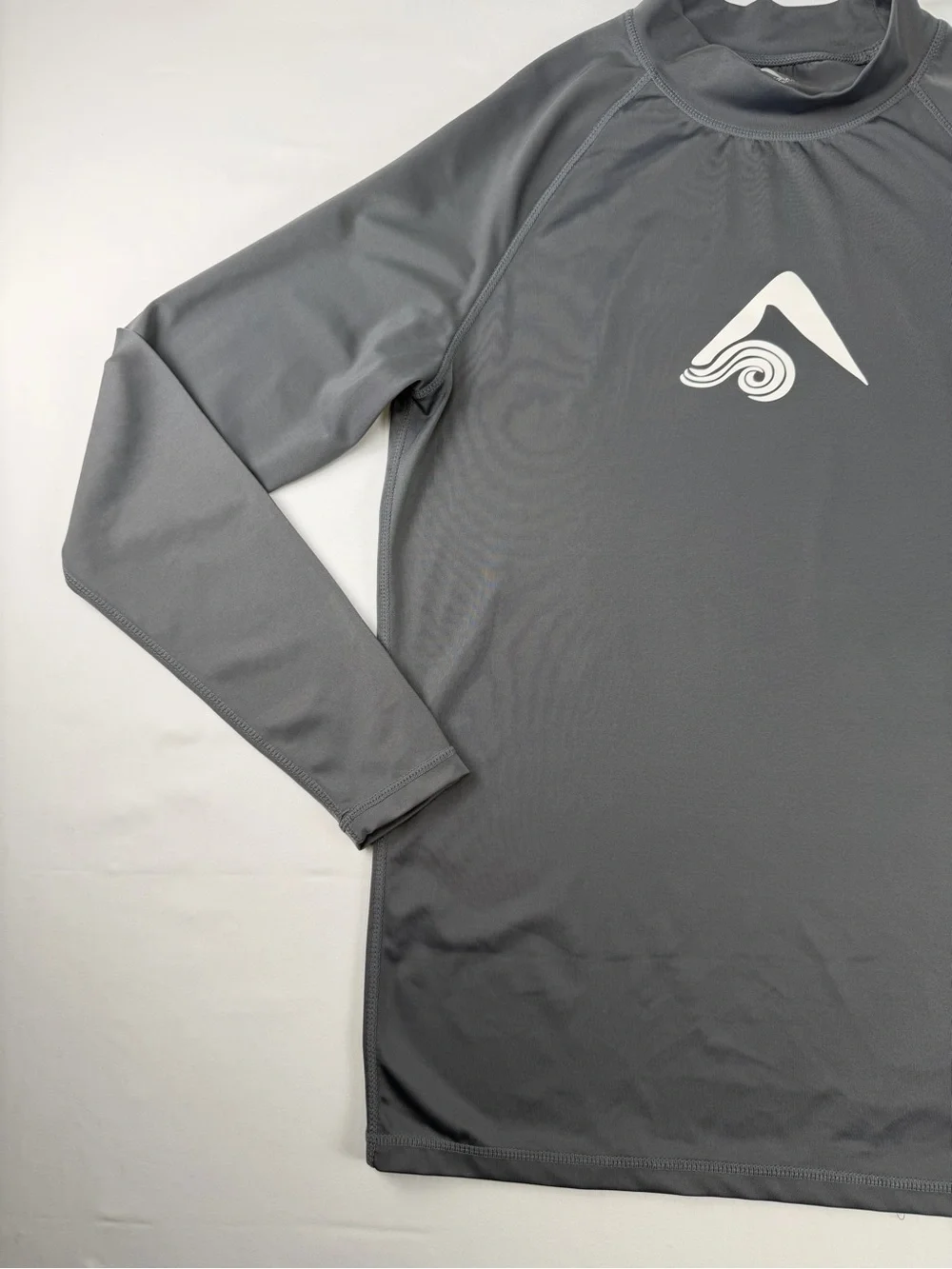 Kanu Surf Men's Gray Long-Sleeve Rash Guard - SPF Protection
